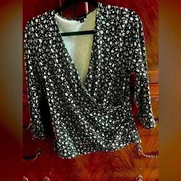 Ann Taylor women’s pull over blouse NWOT size M - Picture 2 of 10